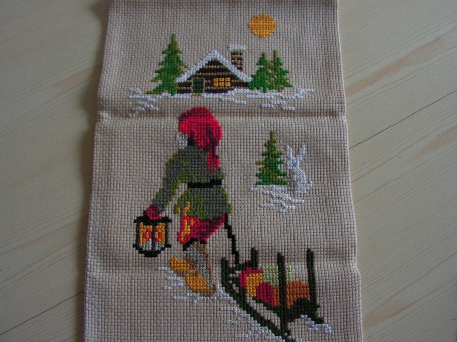 Broderad Julvepa/julbonad med tomte, kälke 26x57 cm