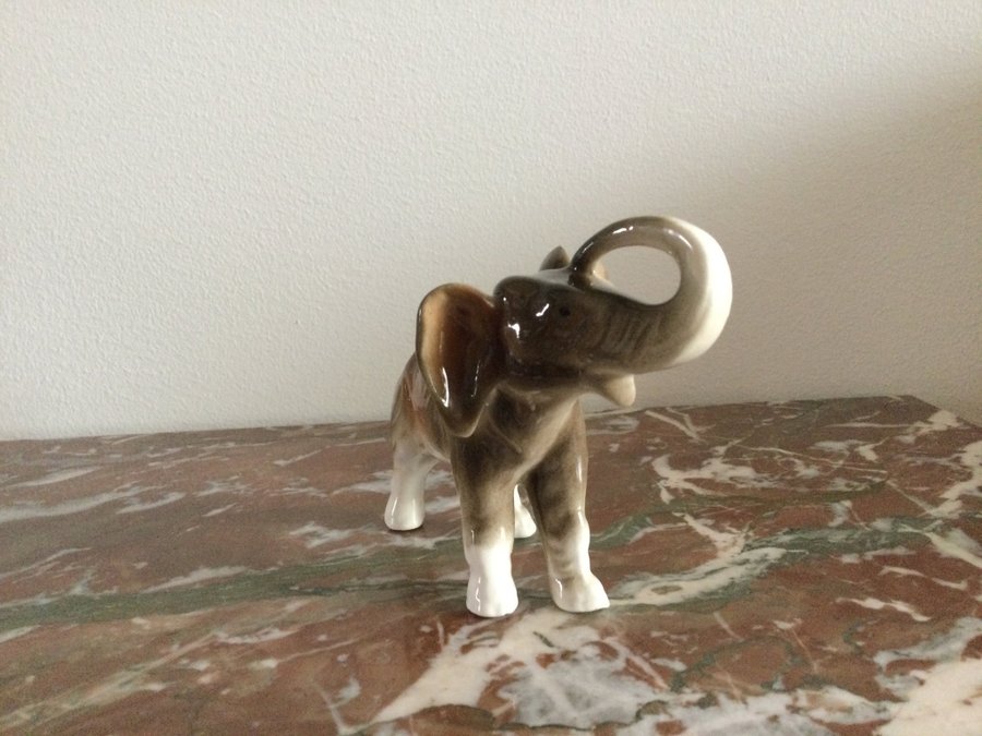 Royal Dux Bohemia figurin i form av elefant