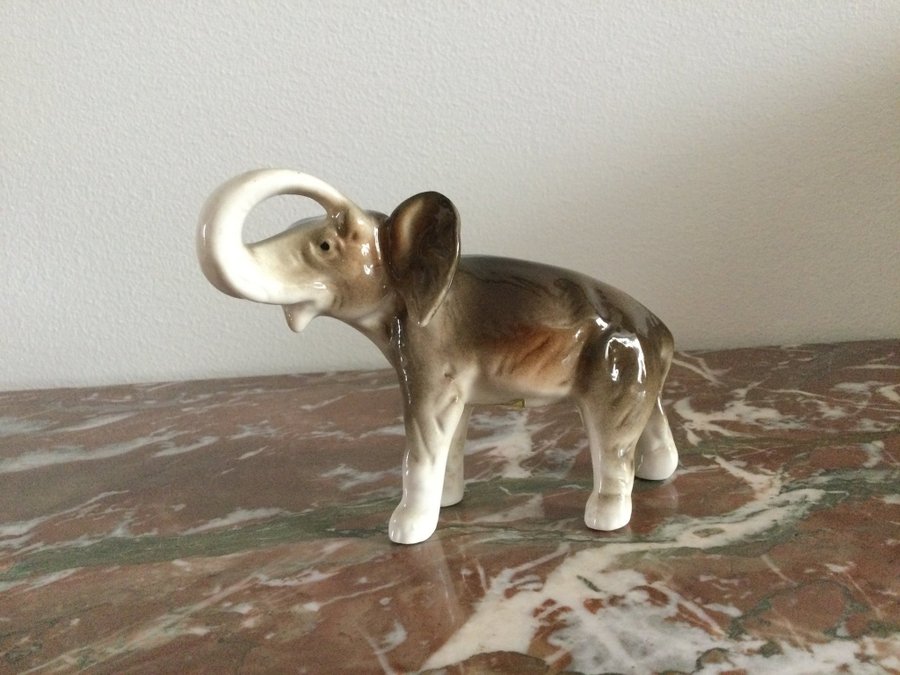 Royal Dux Bohemia figurin i form av elefant