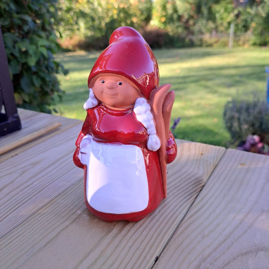 JIE Tomte mor med skidor figurin i keramik design Eva Jarenskog 15 cm hög