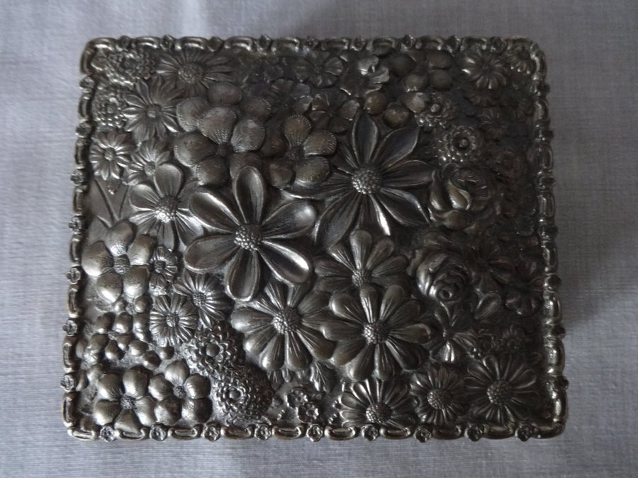 METALLSKRIN - gammal blomstersmyckad cigarettförvaring 9 x 10,5 cm - FELFRITT!!!