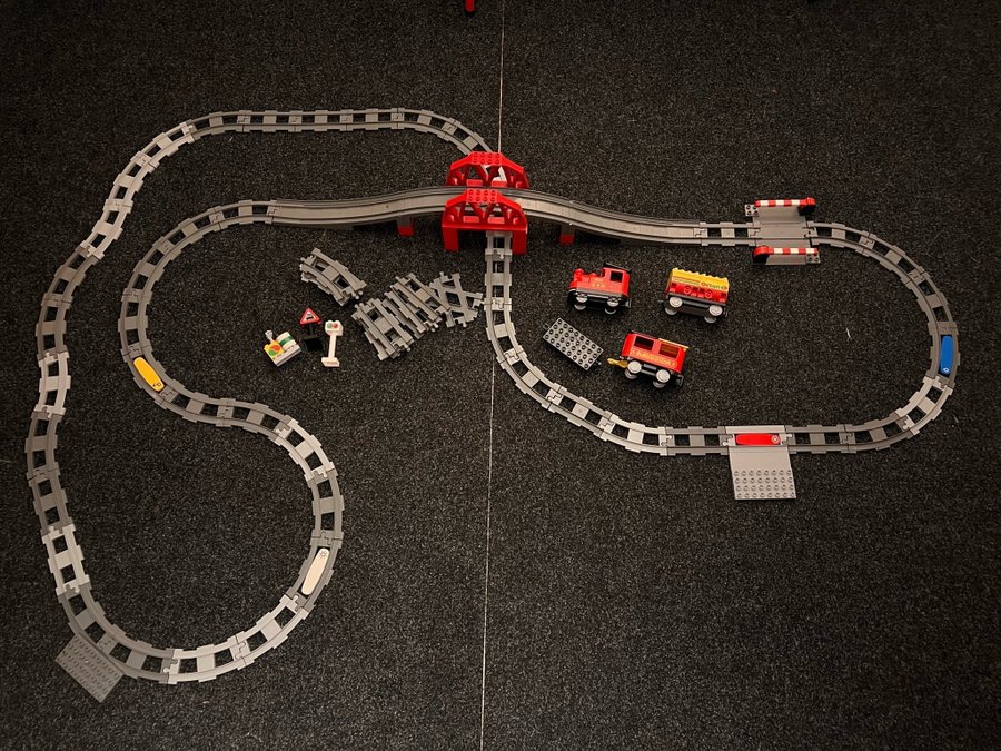 Jättestor Lego Duplo elektrisk tågbana med lång bro!