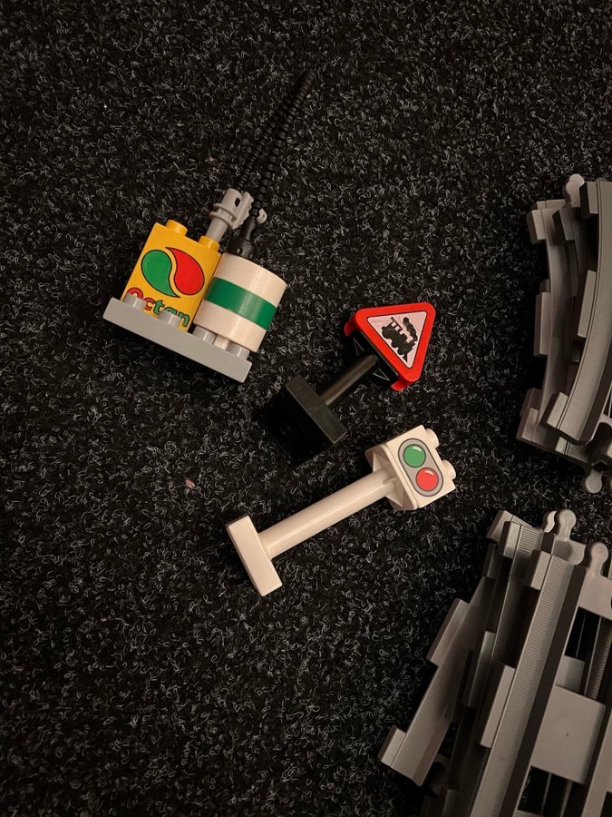 Jättestor Lego Duplo elektrisk tågbana med lång bro!