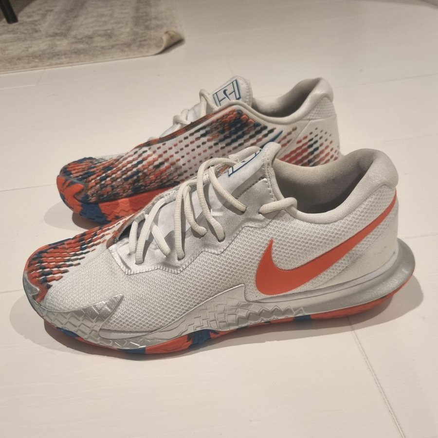 Nike Air Zoom Vapor Cage 4 Tennisskor/padelskor Vit/Orange/Blå 42.5