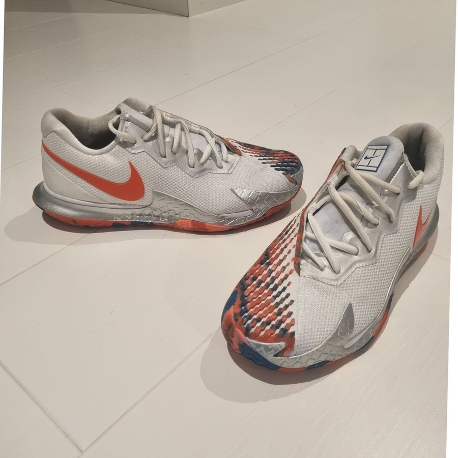 Nike Air Zoom Vapor Cage 4 Tennisskor/padelskor Vit/Orange/Blå 42.5