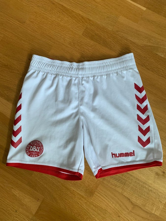 Danmark. Fotboll. Hummel vita shorts, storlek 14/164CM