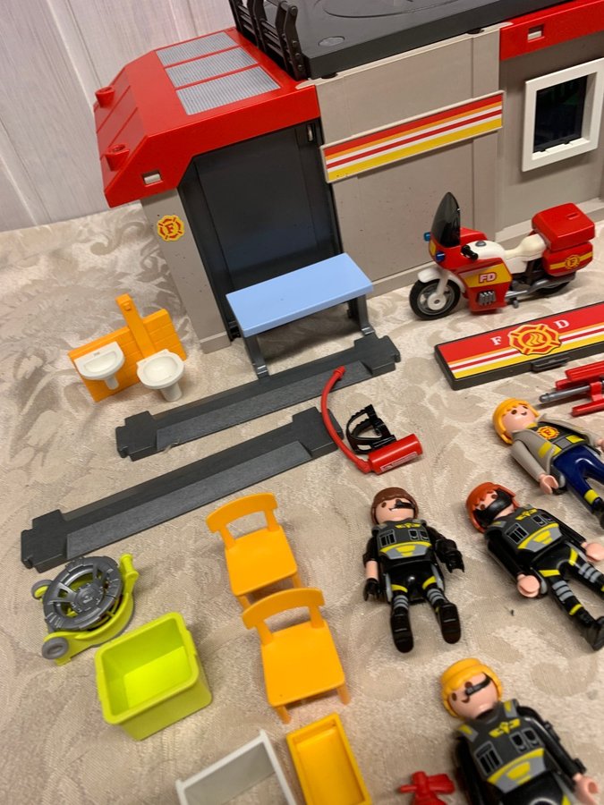 Stort paket med Playmobil blandat, gubbar, tillbehör, brandstation m.m.