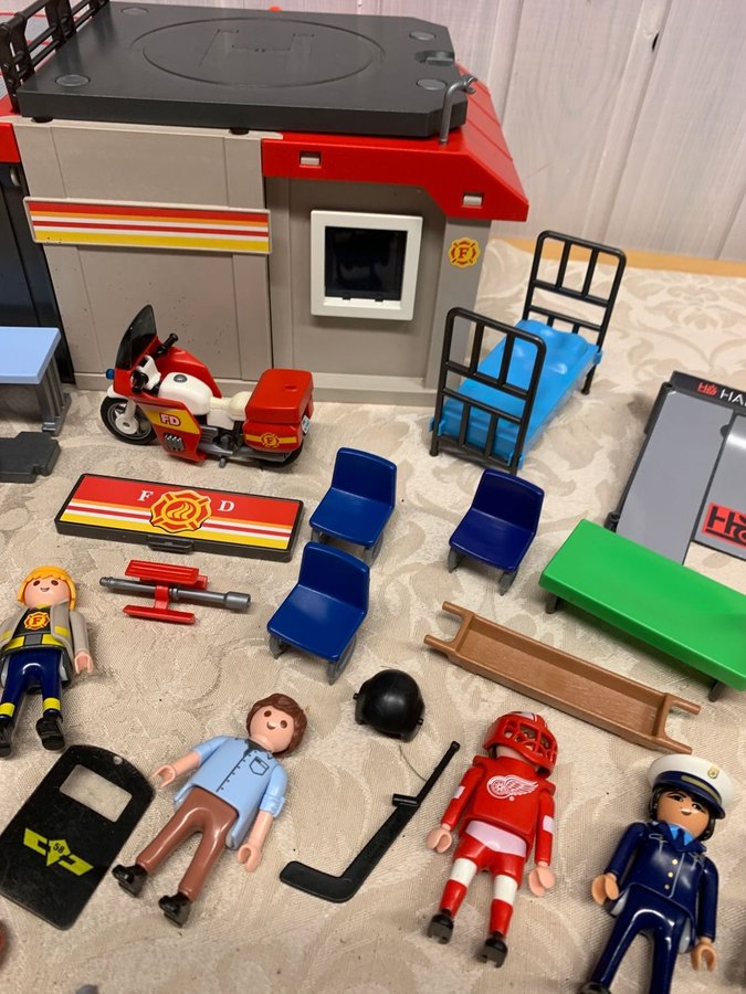 Stort paket med Playmobil blandat, gubbar, tillbehör, brandstation m.m.