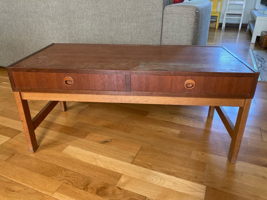 Hallmöbel sideboard i teak med två lådor