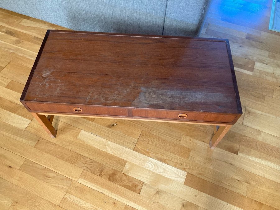 Hallmöbel sideboard i teak med två lådor