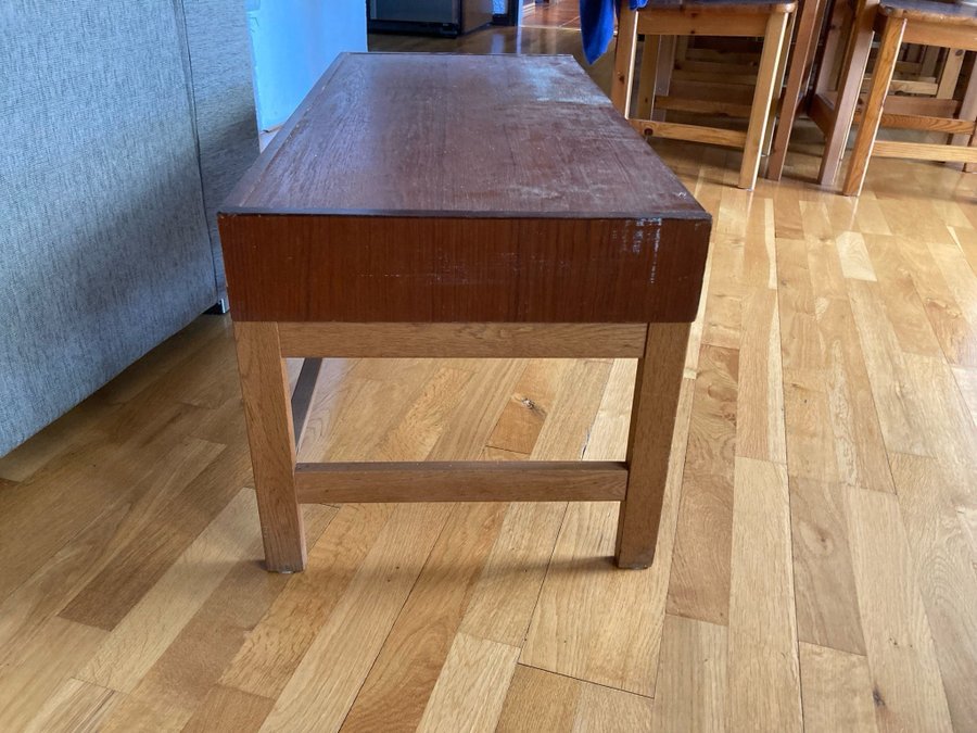 Hallmöbel sideboard i teak med två lådor