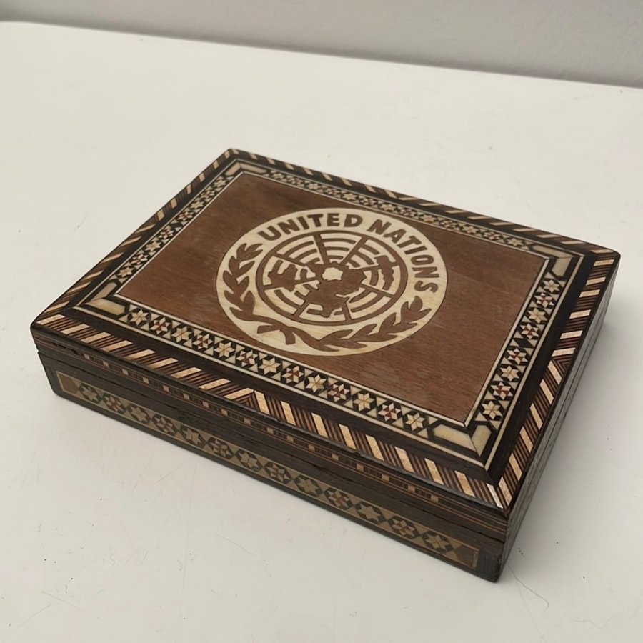 Vintage Trä Box ” United Nations ” Hand Made Låda Skrin