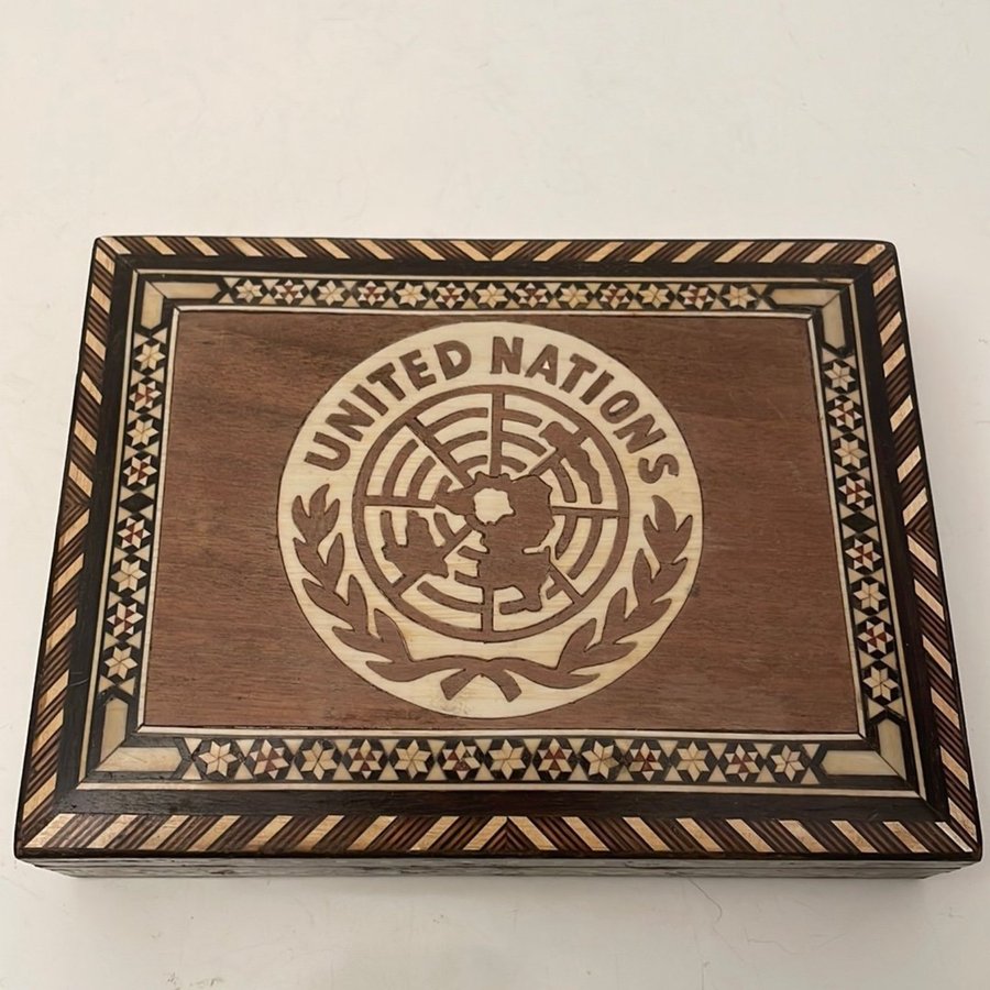 Vintage Trä Box ” United Nations ” Hand Made Låda Skrin