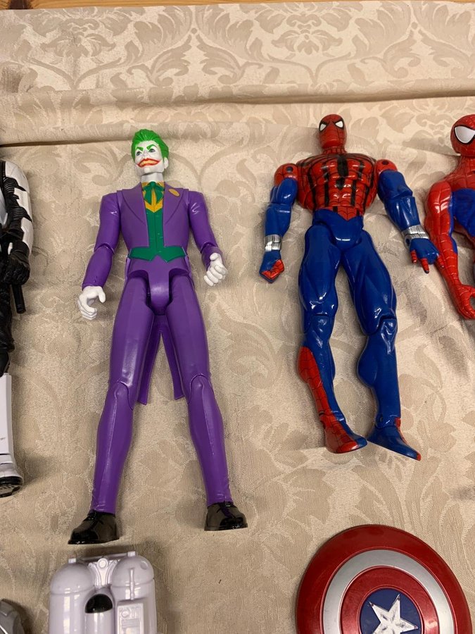 7 st stora action figurer 30 cm bla joker, spindelmannen + 1 mindre hulken