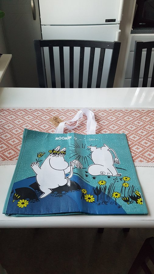 Kasse/väska med Moomin motiv.