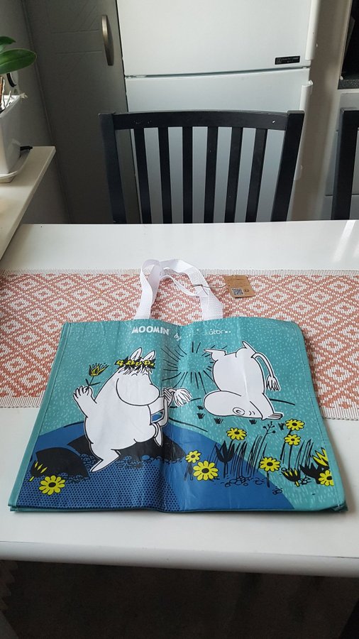 Kasse/väska med Moomin motiv.