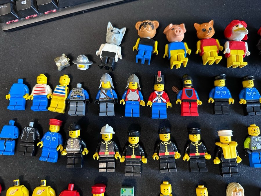 80+ Lego Minifigurer  Tillbehör + mystery lego som inte finns med på bild!