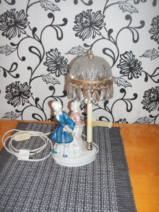 Fönsterlampa/ bordslampa figuren är porslin