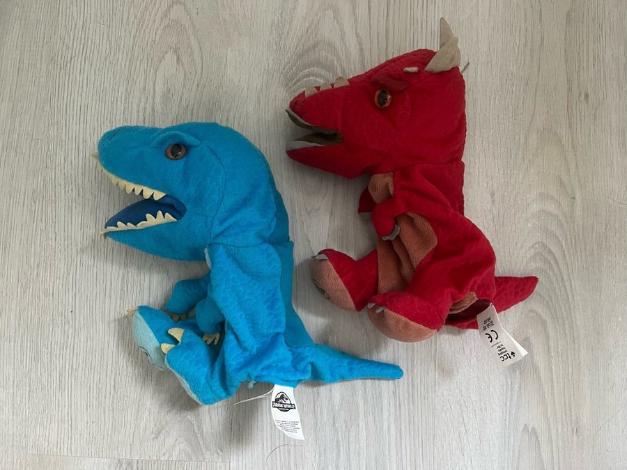 2 stycken dinosaurie handdockor