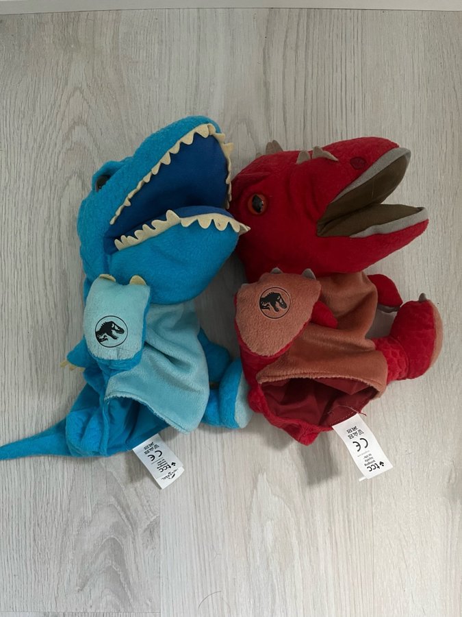 2 stycken dinosaurie handdockor