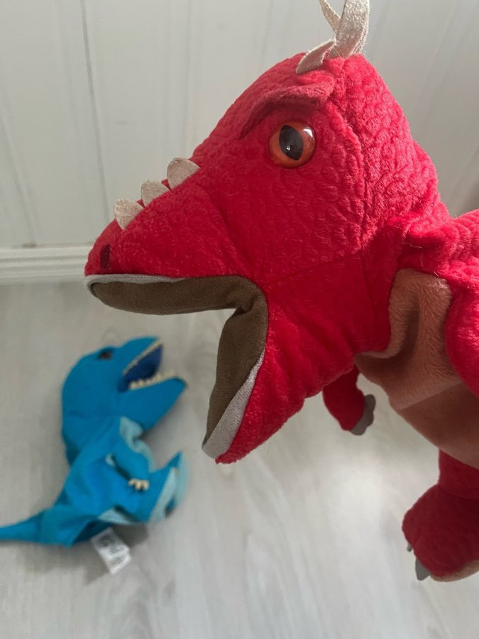 2 stycken dinosaurie handdockor