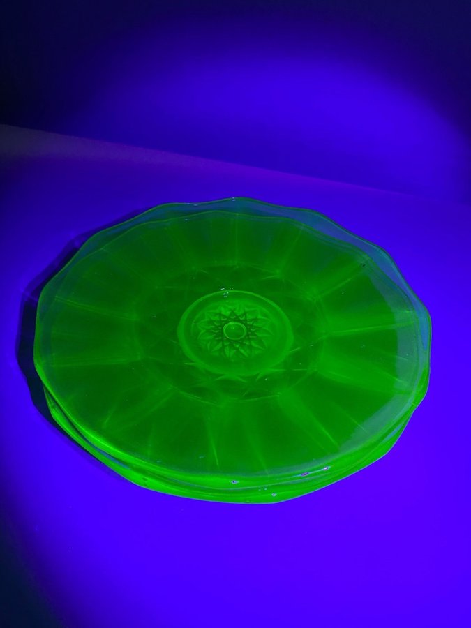 3 st assietter - uranglas uran glas uranium glass - vintage antik