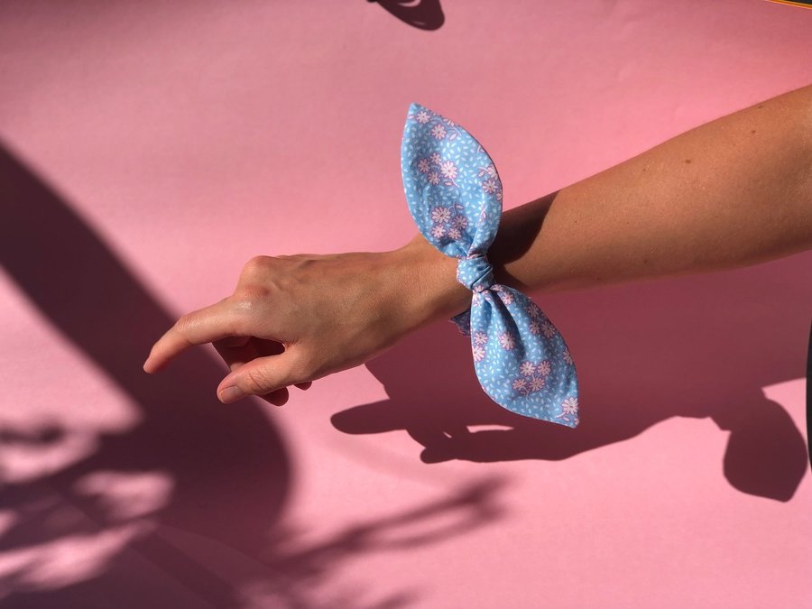 Scrunchie med rosett Ljusblå småblommig retro Hårsnodd i tyg Handsydd