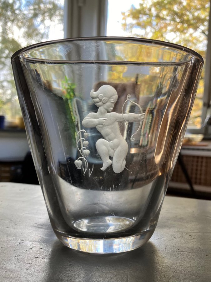 Glasvas Vintage Cupid-motiv av Folke Walving för Målerås glasbruk midcentury