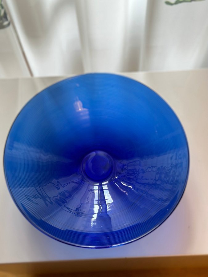 Gigantiskt fat I kobalt glas Ø38 cm Cobalt Blue Bowl Blaafarveværket Norge