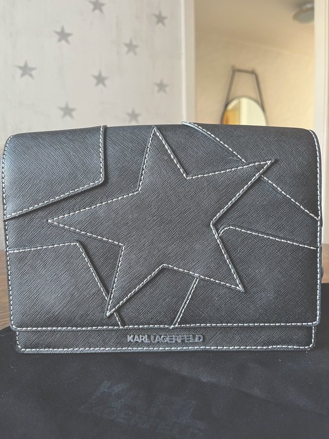 Karl Lagerfeld- Crossbody väska med stjärndetalj