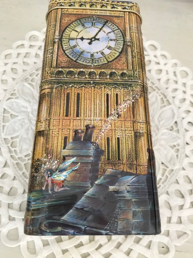 Sparbössa i plåt Churchill`s Peter Pan Big Ben plåtburk **