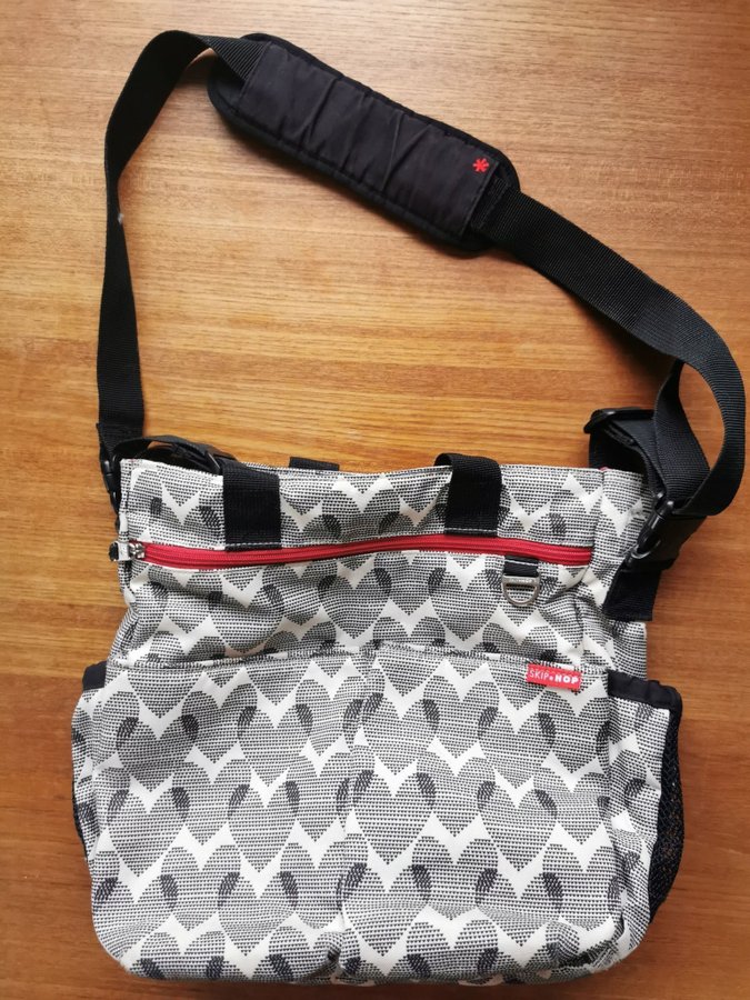 Skip Hop Diaper Bag - Vitt med Svart Mönster