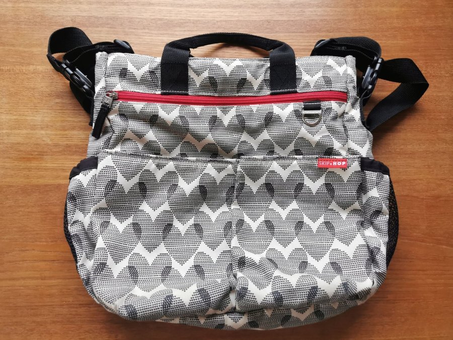 Skip Hop Diaper Bag - Vitt med Svart Mönster