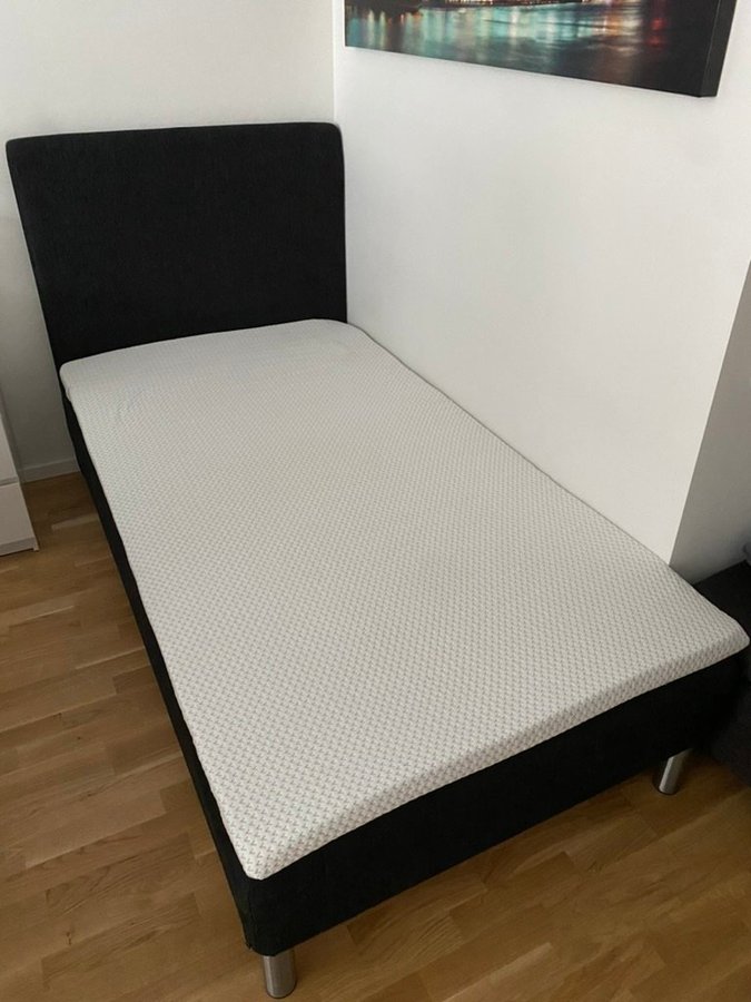 Jysk säng 105x200 cm med madrass och sänggavel