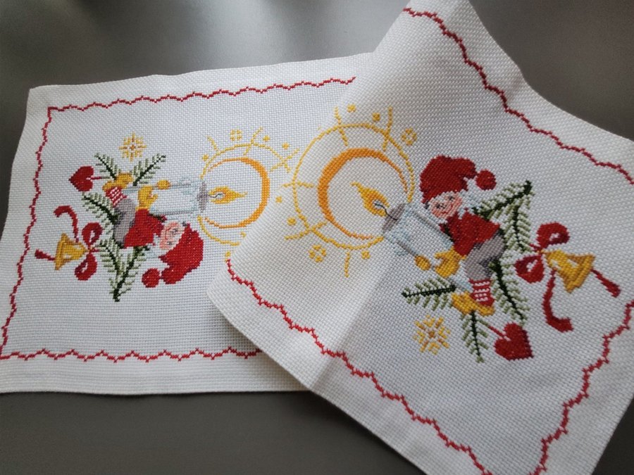 Jättesöt julduk handbroderad tomte I ljus grankvistar stjärnor 24×60cm