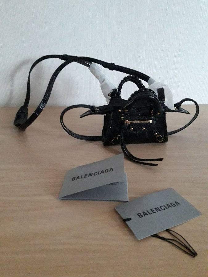 BALENCIAGA Neo Classic Super Nano Väska Svart Äkta Oanvänd Kvitto Nypris 950€