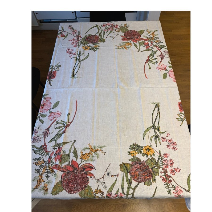 Bordsduk i linne med Blommor motiv 161 x 128 cm