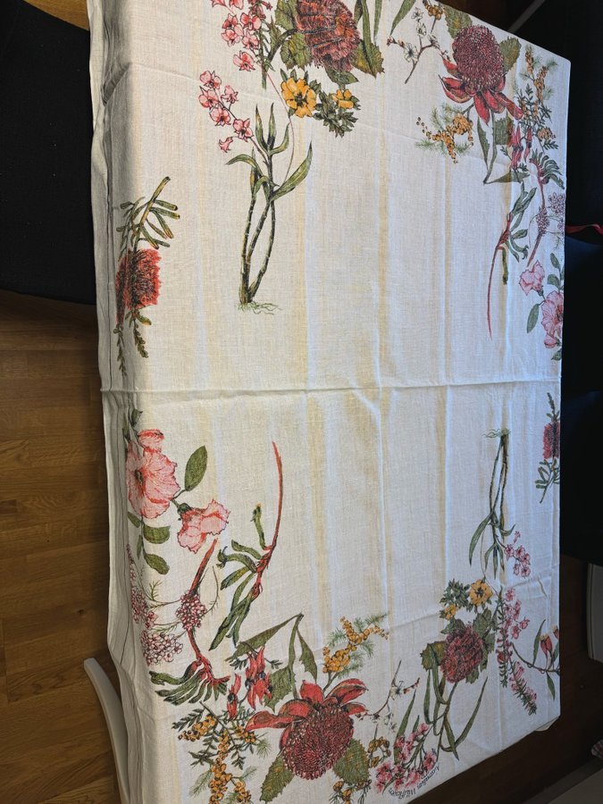 Bordsduk i linne med Blommor motiv 161 x 128 cm