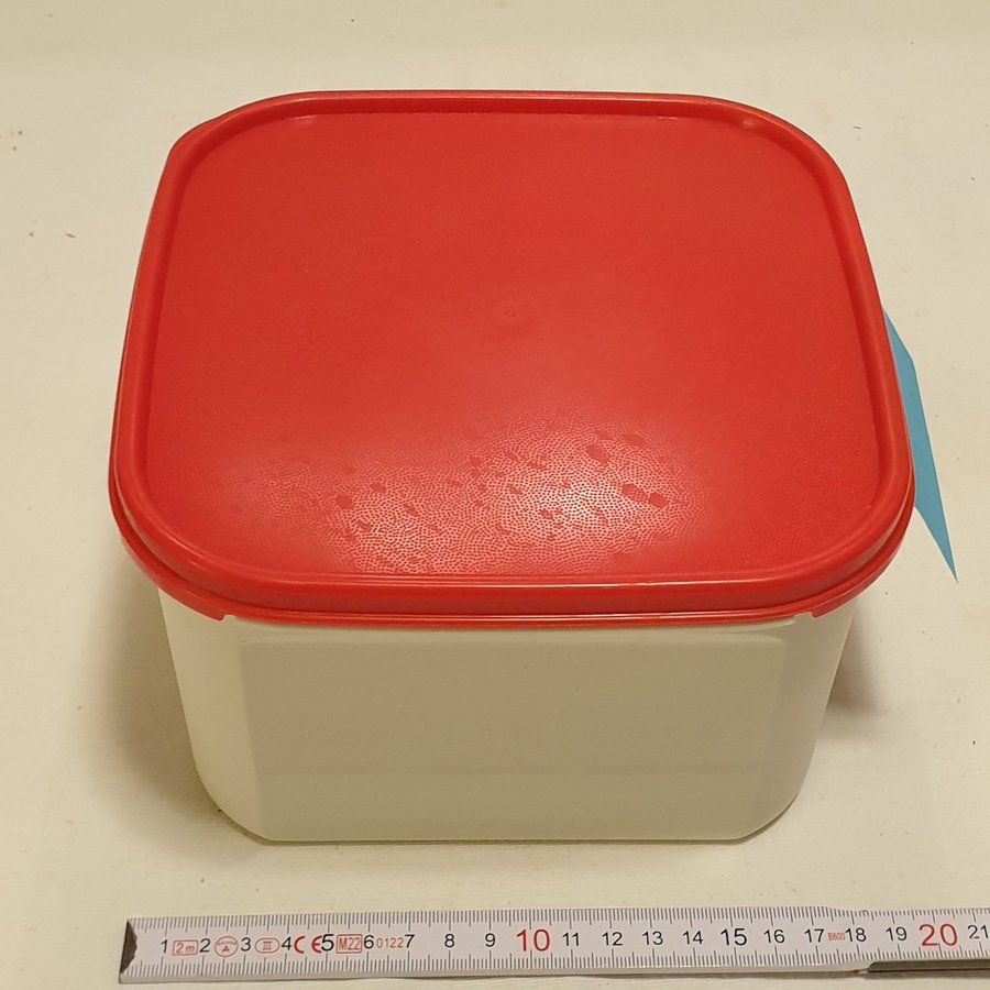 Tupperware 2,6 liter förvaringsburk, vit m. rött lock. Den är i bra skick! (101)