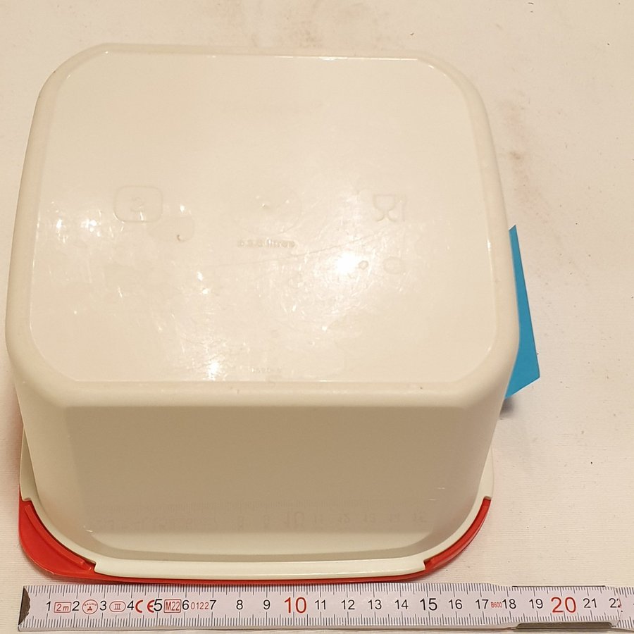 Tupperware 2,6 liter förvaringsburk, vit m. rött lock. Den är i bra skick! (101)