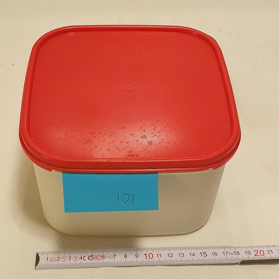 Tupperware 2,6 liter förvaringsburk, vit m. rött lock. Den är i bra skick! (101)