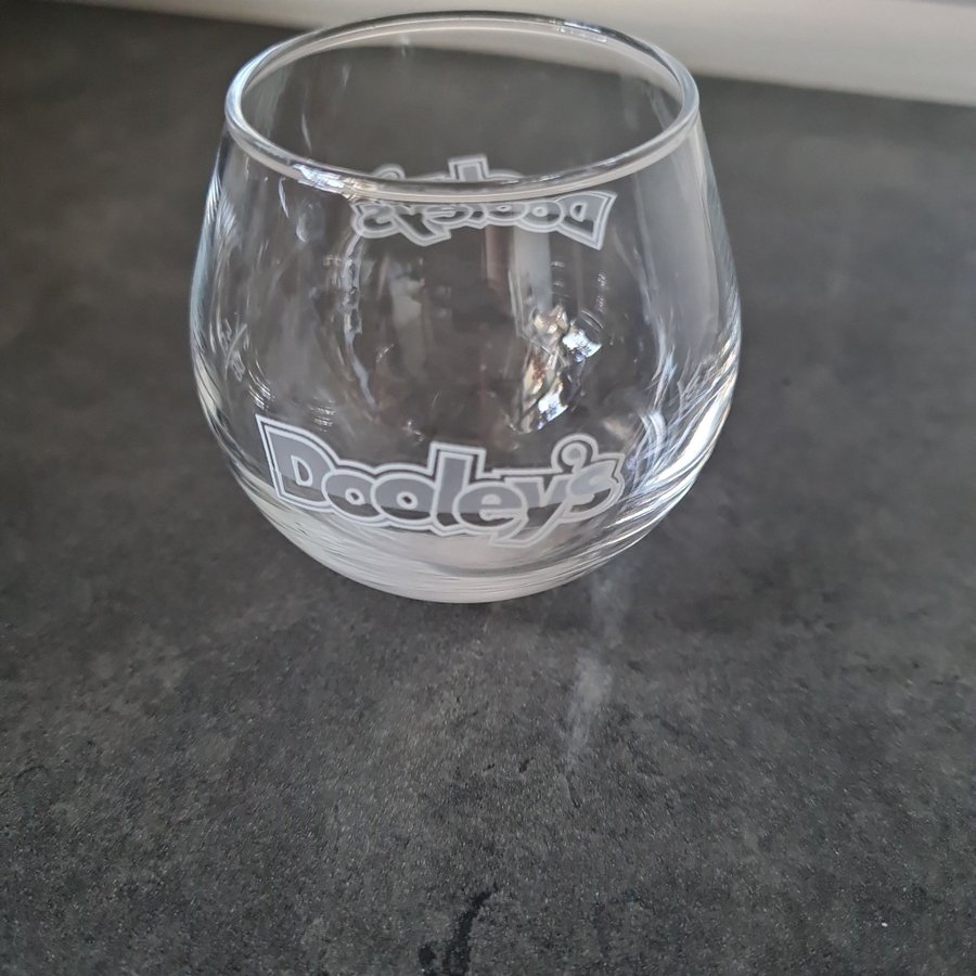 Dooley's likörglas med vippbotten.H.ca 6,5-7 cm.