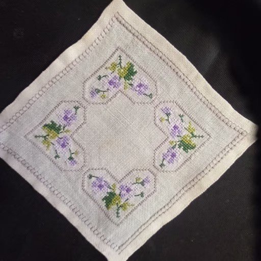 KÖP NU-SÖT LITEN HANDBRODERAD LINNEDUK MED LILA-BLOMMOR