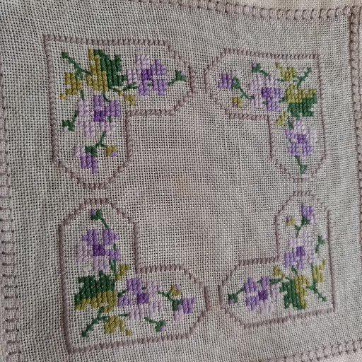 KÖP NU-SÖT LITEN HANDBRODERAD LINNEDUK MED LILA-BLOMMOR