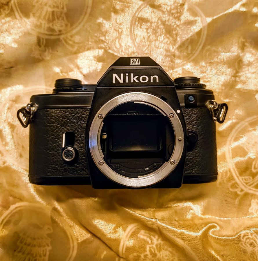 Nikon EM