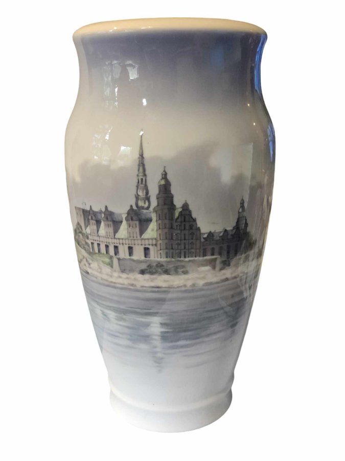 34 cm høj og stor Royal Copenhagen vase med kronborg og dannebrog nr 2040