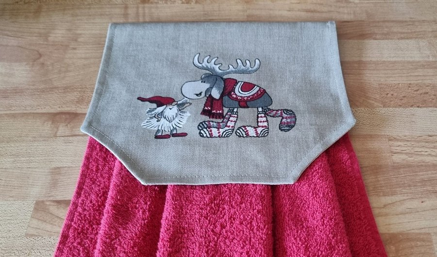 SPISHANDDUK MED SÖT TOMTE/VÄTTE OCH EN ÄLG * RÖD FROTTÈHANDDUK* 45 cm *