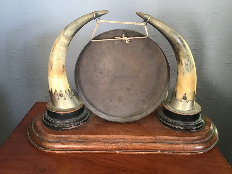 ANTIQUE HORNED DINNER GONG 1915s - ANTIK GONGGONG MED HORN 1915-tals