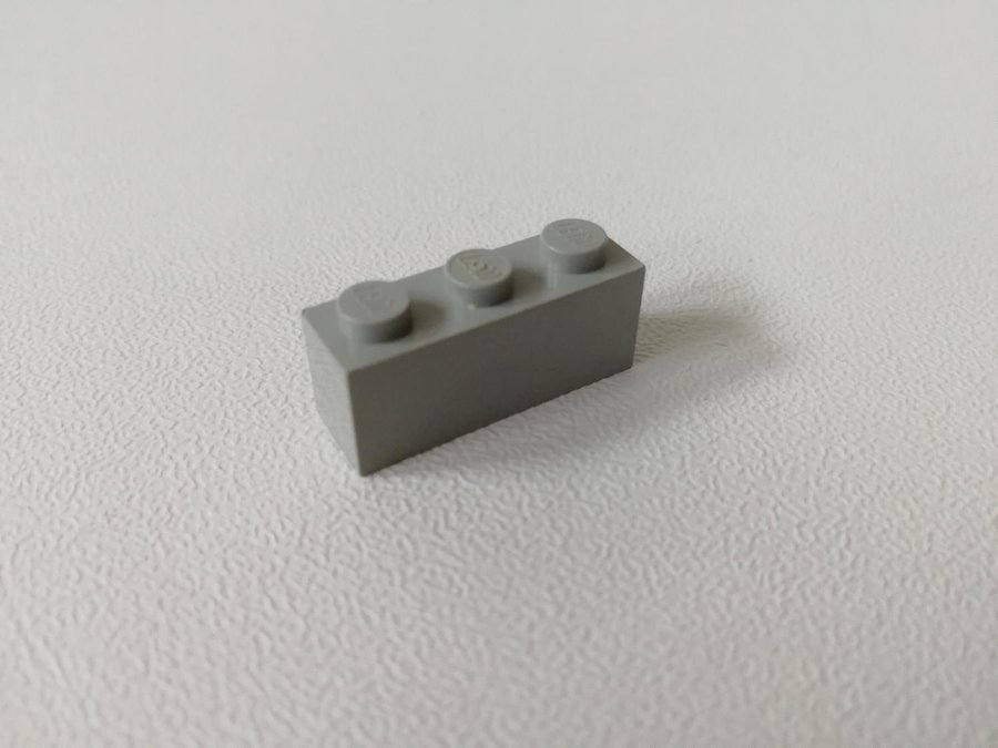 Lego - brick - bas - 1x3 - part 3622 - ljusgrå (old light gray)