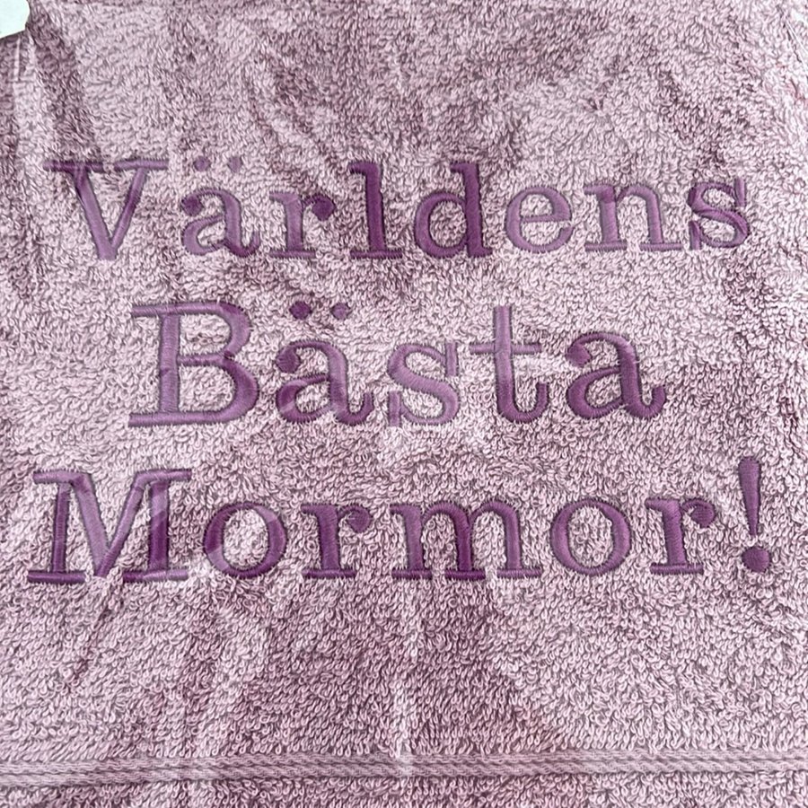 Broderat badlakan 70cm x 140cm Världens bästa Mormor!